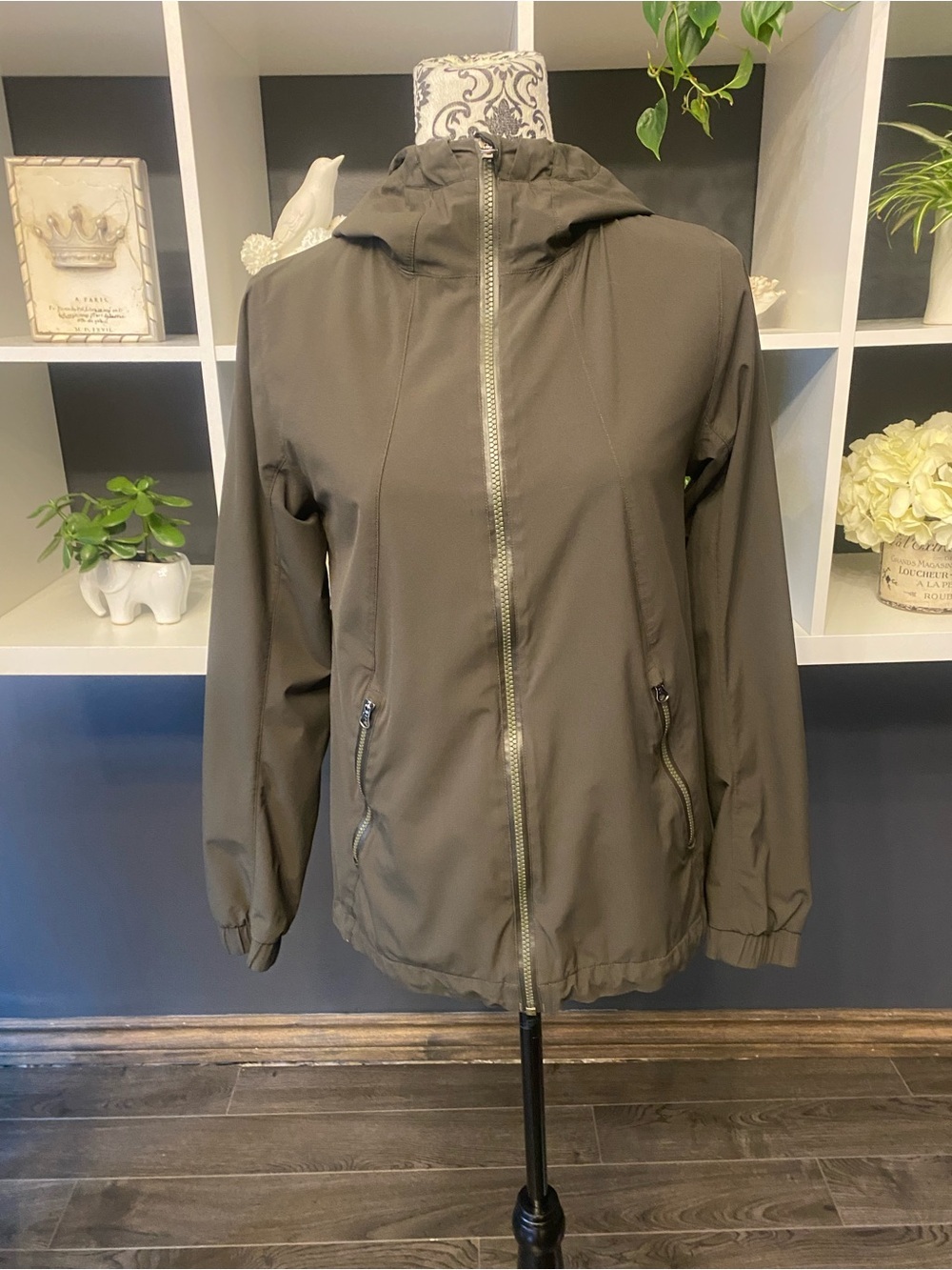 Lululemon Army Green Hooded Windbreaker Waterproof Rain Jacket Size 6